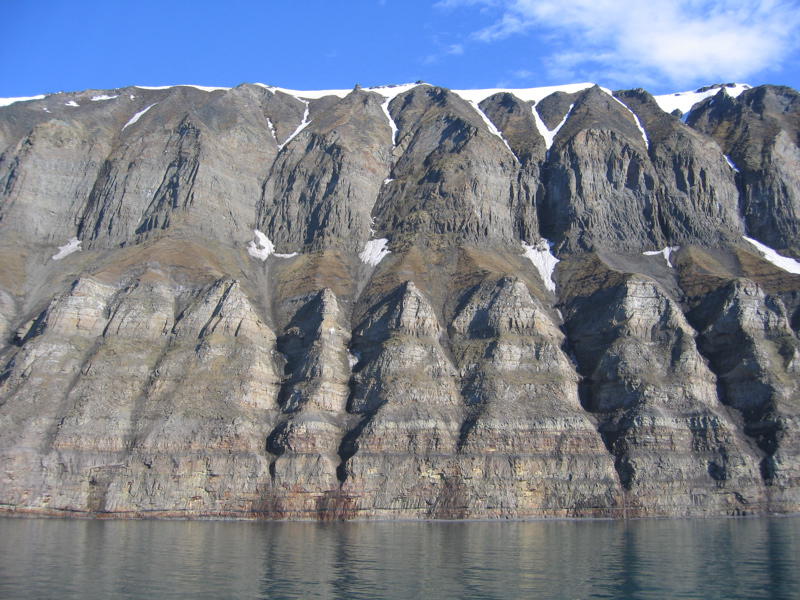 Rocks populated with birds in Islfjorden